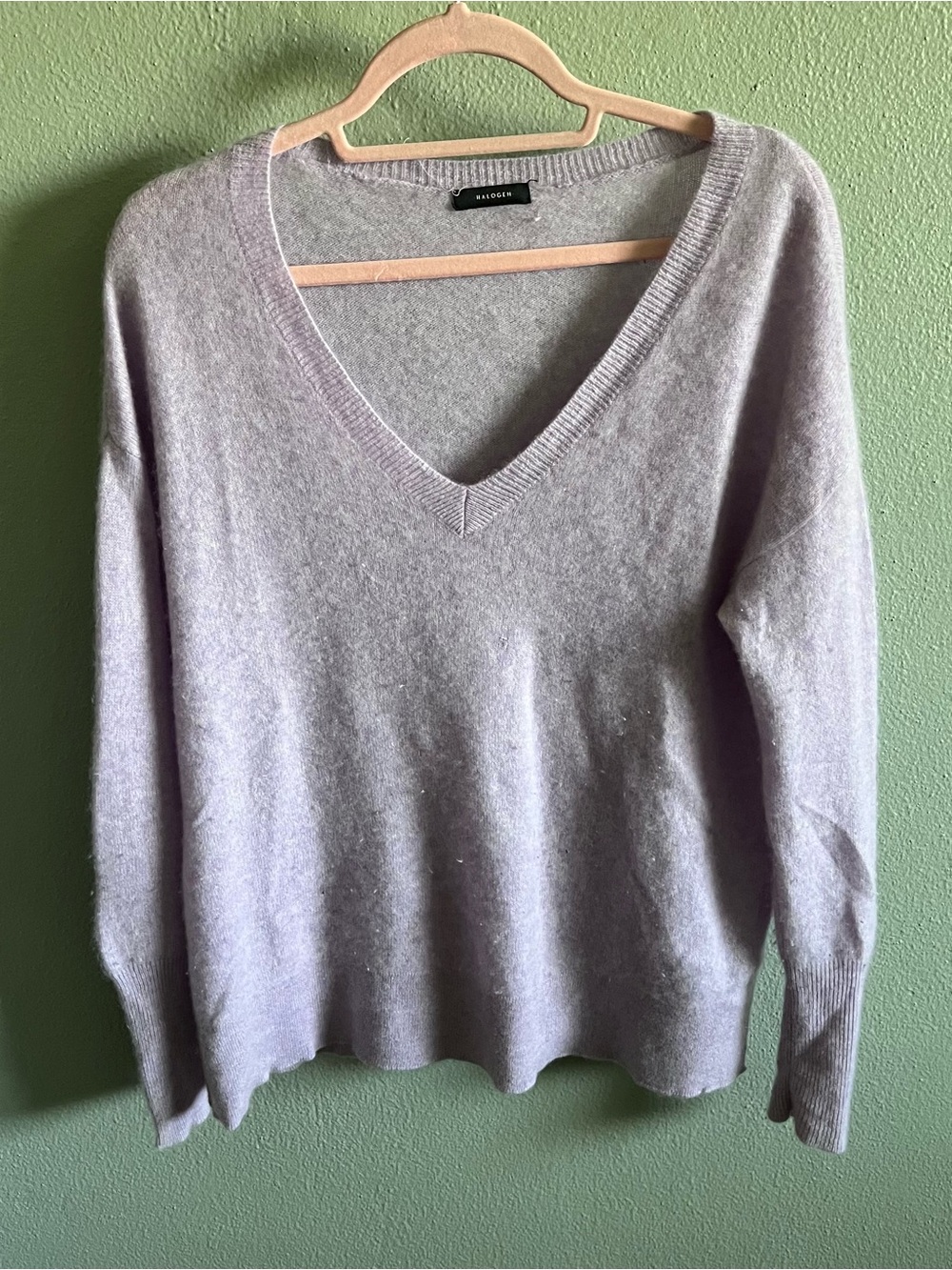 Halogen Lilac cashmere V-Neck Sweater